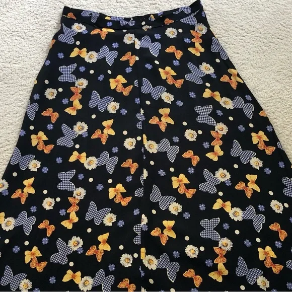 Skirt - prettiest little butterfly and daisies skirt that buttons down the front - Picture 4 of 10